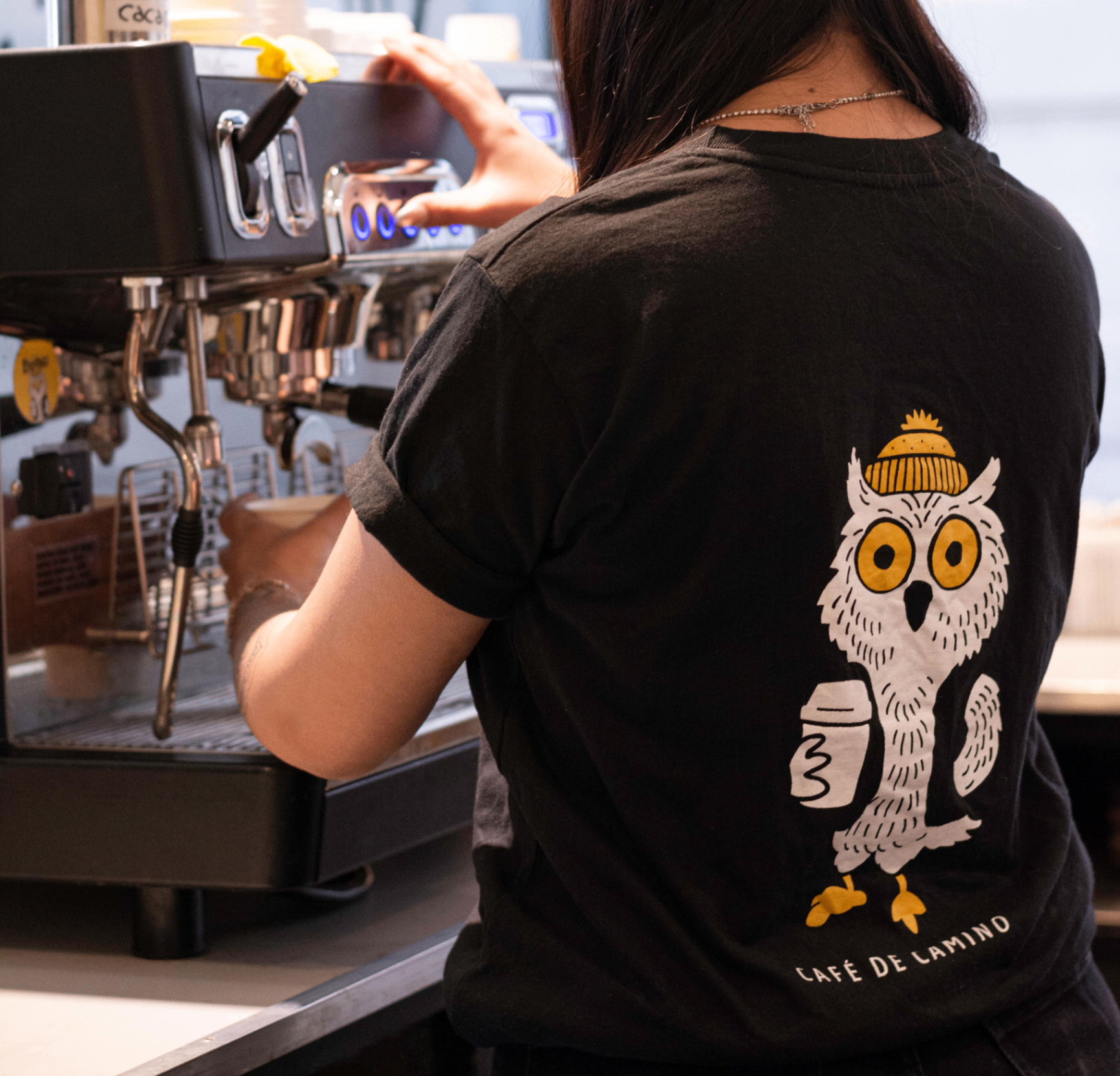 Remera negra Búho Café